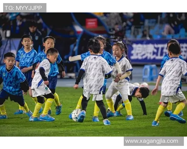 课间足球赛场上的小明星们与梦想的追逐