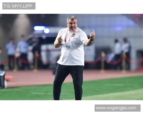 足球明星加盟球队后亲自驾车到训练场引发球迷热议